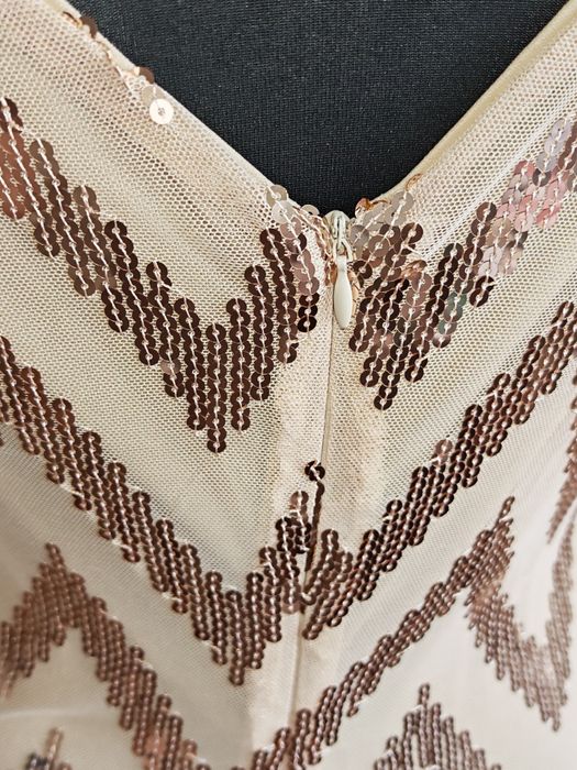 Vestido nude com aplicação de lantejoulas