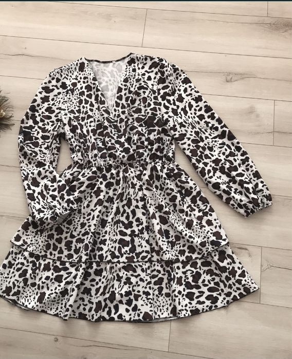 Дуже гарна  легка весняно- літня жіноча сукня з рукавами  46-48 роз