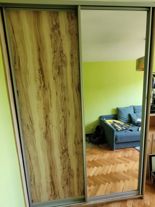Duża szafa przesuwna z lustrem