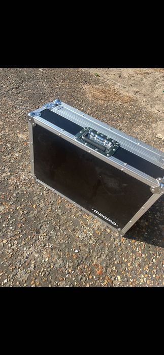Dj table TRAKTOR Kontrol S4