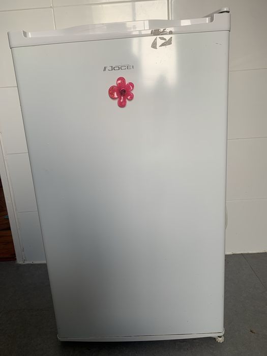Small Fridge with frizzer Venteira • OLX Portugal