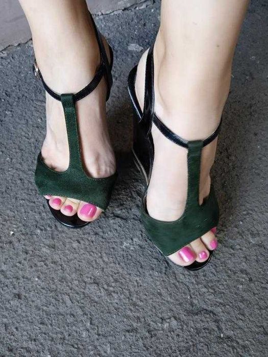 Босоножки на танкетке изумрудные