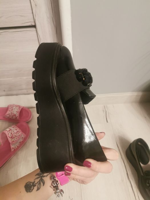 Półbuty na wysokiej podeszwie z koralikami