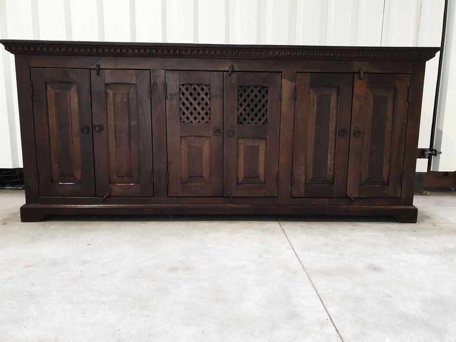 Masywna komoda kolonialna wykonana z litego palisandru indyjskiego.