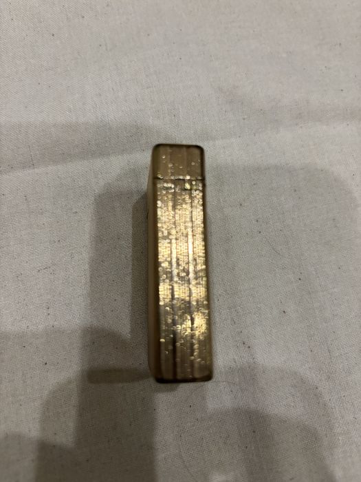 Vendo isqueiro de luxo vintage S.T. Dupont Paris, modelo clássico Ligne 1 com o icónico padrão guilloché de linhas verticais caneladas.