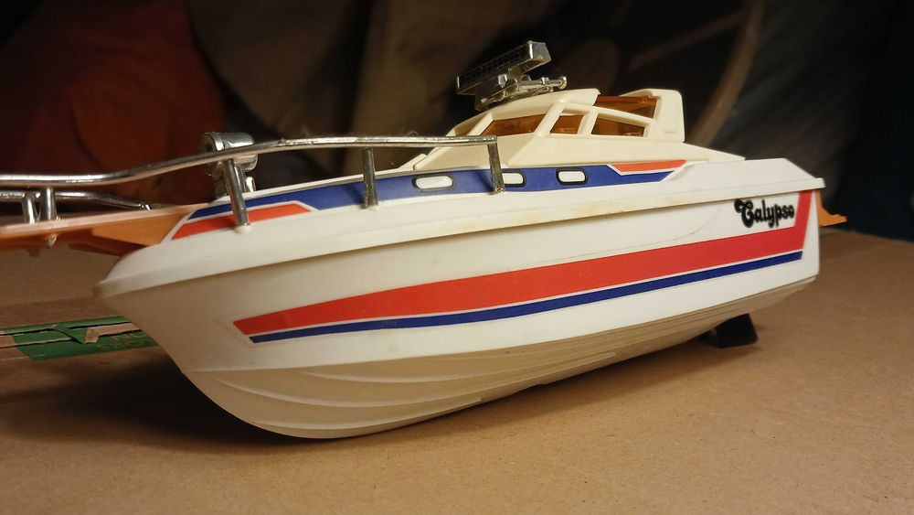 Brinquedos vintage: Submarino c/ telecomando, + duas embarcações iate.