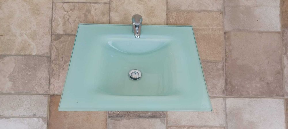 lavatório de vidro com estrutura de ferro