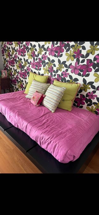 Cama com estrado, colchão e decoração de cama