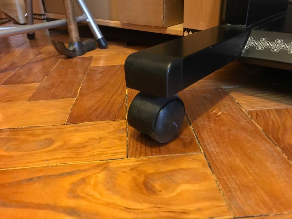 Mesa alta de escritório com rodízios