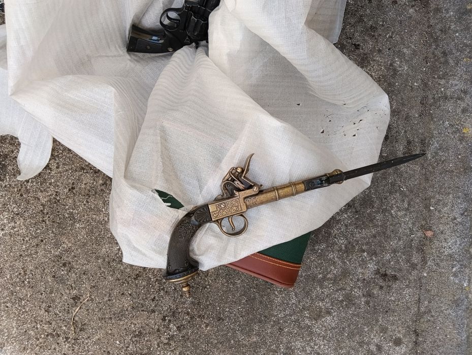 Réplica de pederneira com pequeno sabre