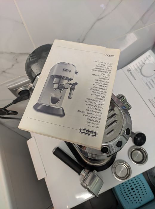 Кавоварка. Каво машина. Delonghi Dedica EC685