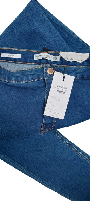 Bawełniane granatowe spodnie jeansowe BERSHKA, R. 36
