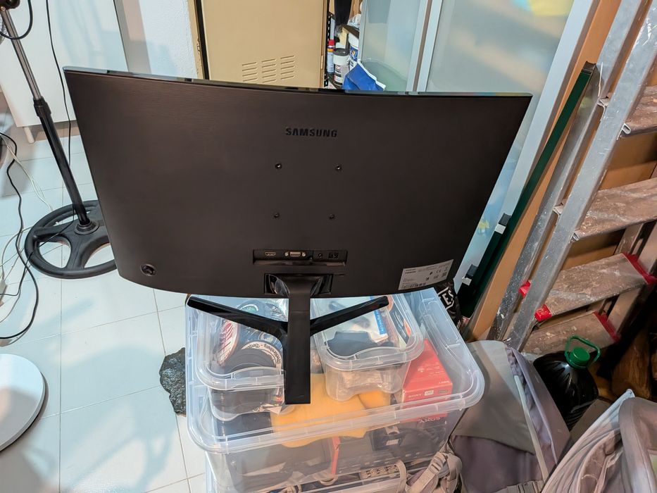 Monitor Curvo SAMSUNG LC24F396FHU (24'' - Full HD - VA - FreeSync)