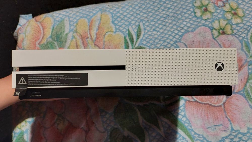 Xbox One S Model 1681 500GB z napędem + pad