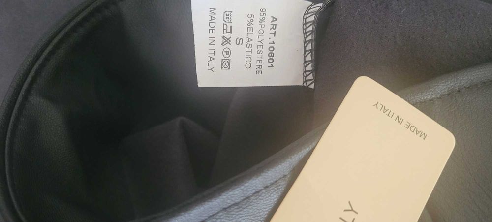 Mini z eko skóry wykończona koronką