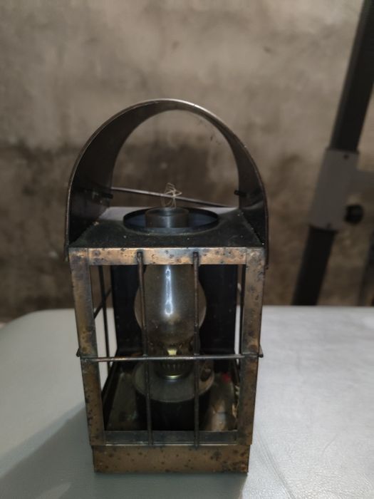 Vendo moinho em cobre e lanterna.