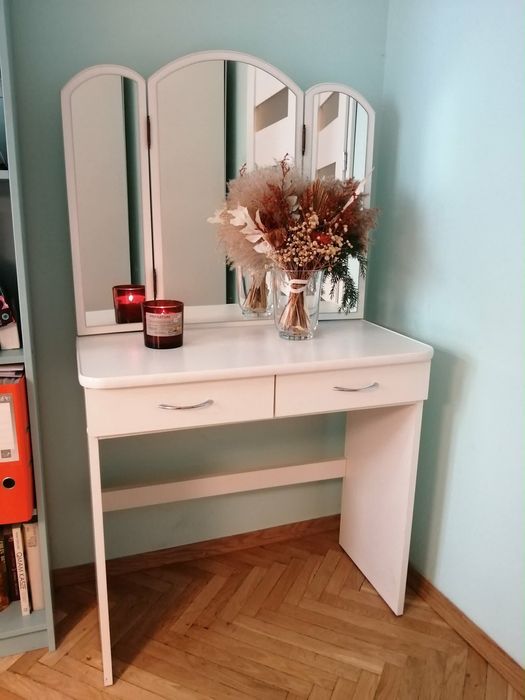 Biała drewniana toaletka składane lustro