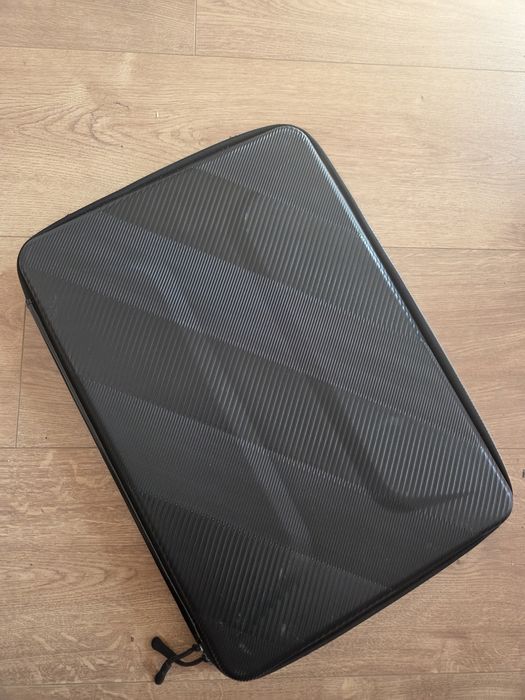 Twardy case na laptop