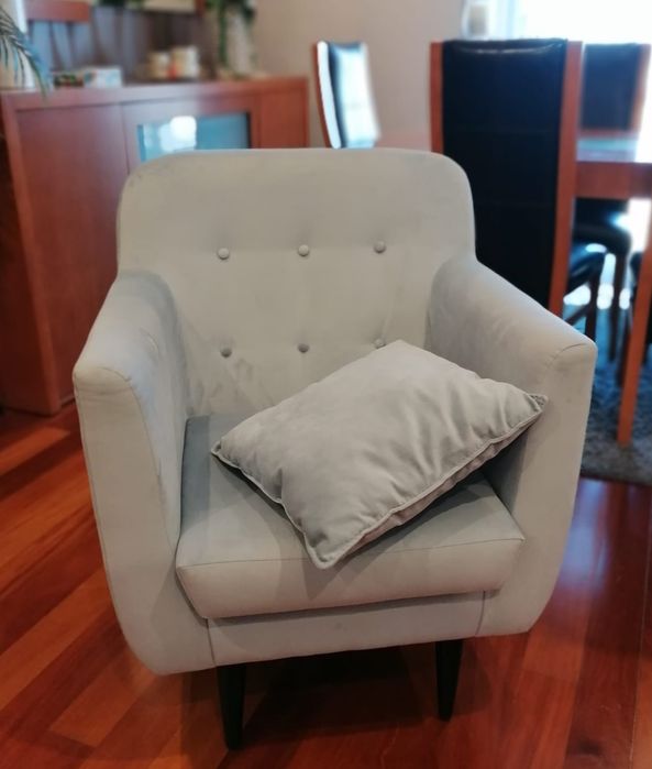 Cadeirão em tecido cinza aveludado