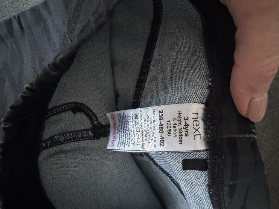 Джинсы синего и черного цвета