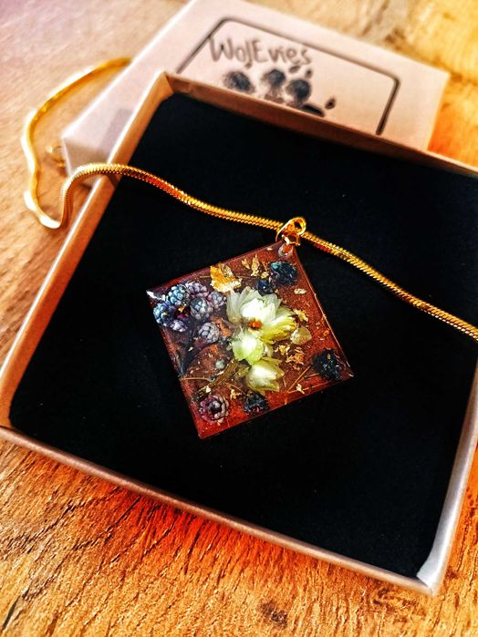 Duży wisiorek handmade z prawdziwymi kwiatami – elegancki prezent