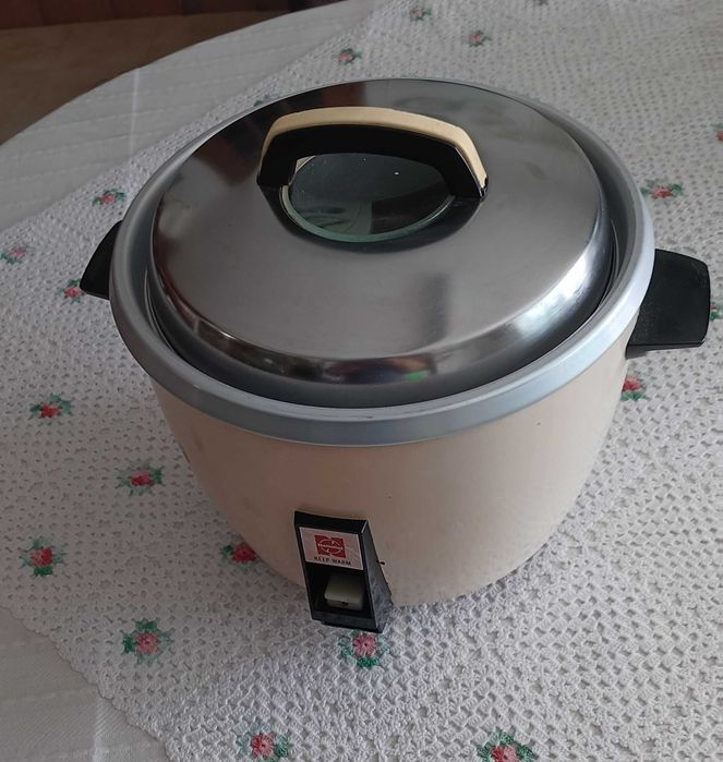 Panela elétrica de cozer arroz em bom estado
