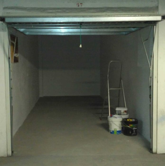 Alugo Garagem em Queluz C\17m2