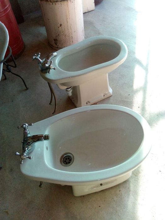 Bidets with faucets64585166437762121