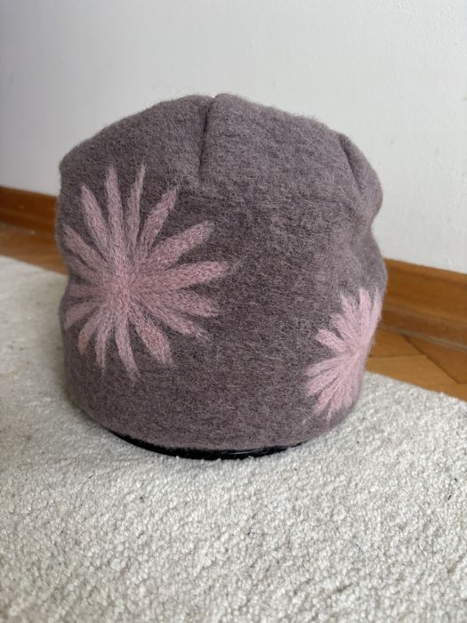 Elegancka czapka damska Demi – wrzosowa, wełniany styl, kwiaty – 56/58