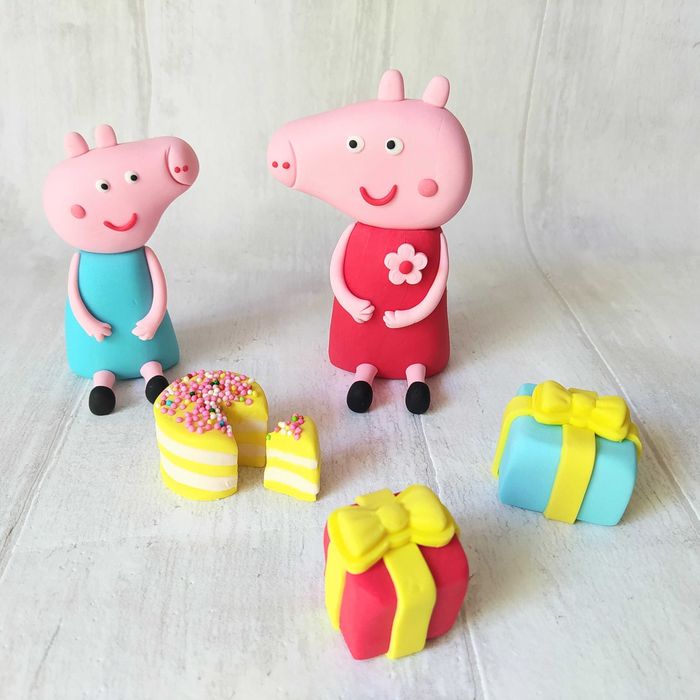 Świnka Peppa i George + prezenty i tort - figurki z masy cukrowej