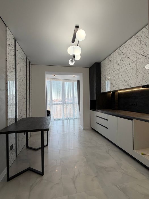 2- кімн новобудови здана з ремонтом меблями світло вода газ ліфт все є