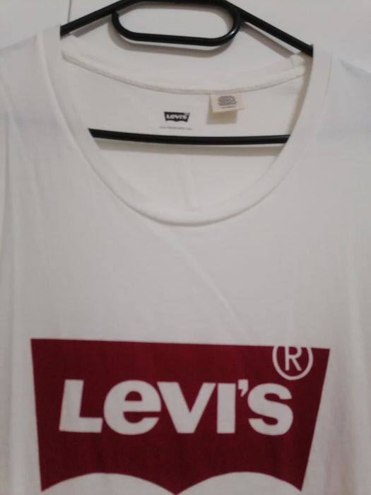 Top        Levi's