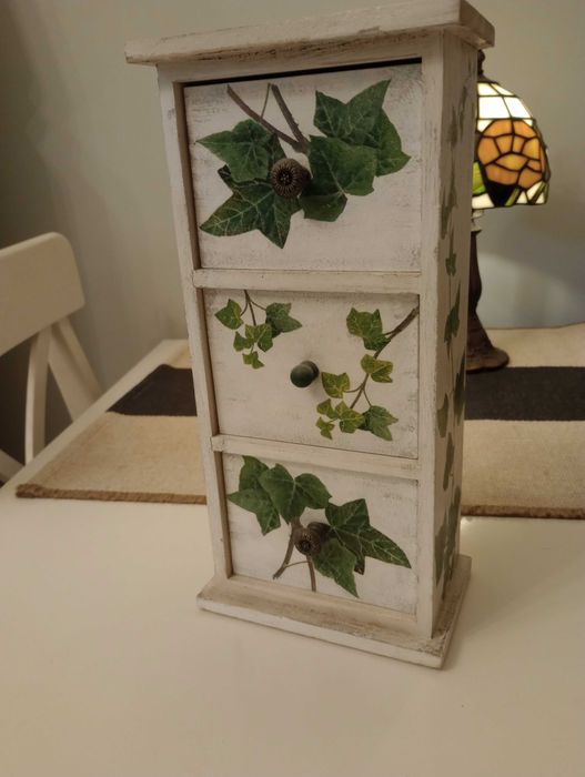 Mini komódka z szufladkami na biżuterię t-lighty złamana biel bluszcz