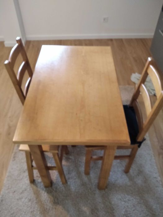 Mesa com duas Cadeiras e dois bancos em Madeira Pinho