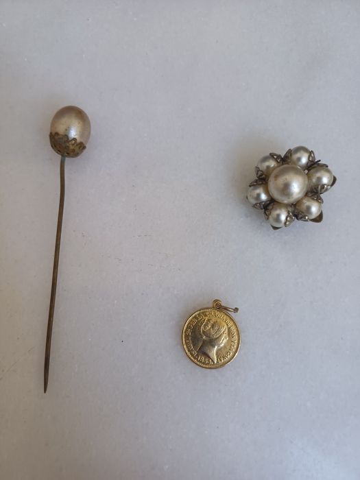 Brinco, alfinete e medalhinha