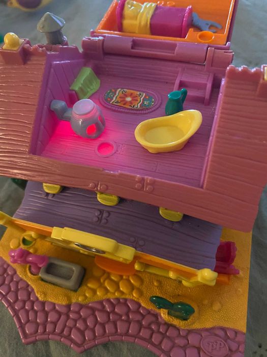 Polly Pocket Horseshoe Saloon / Light-up Horse House