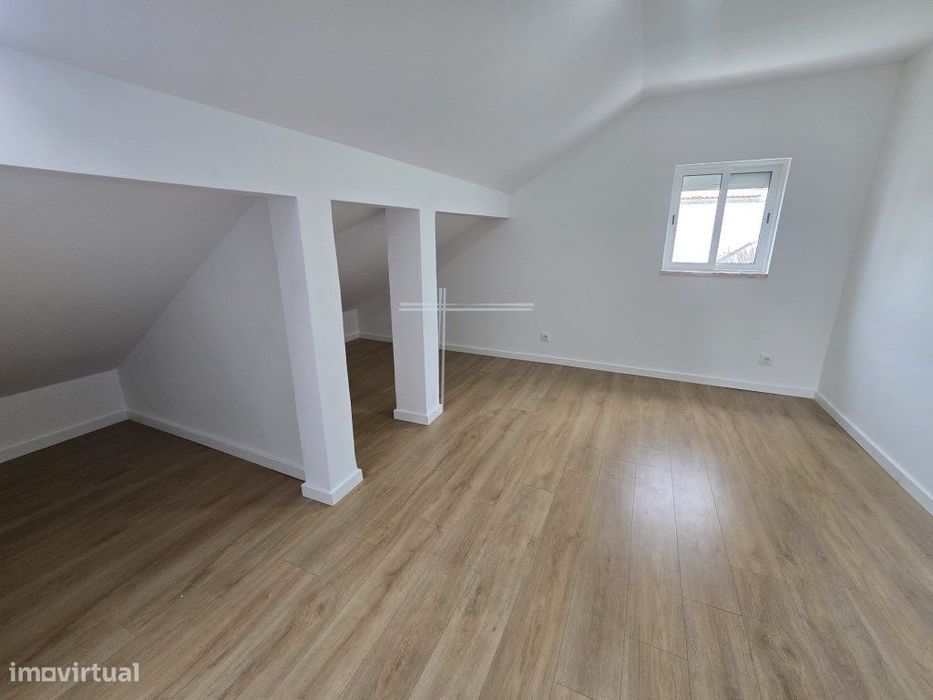 Moradia isolada T4 de arquitetura tradicional - Aroeira