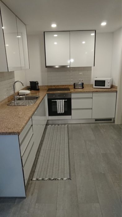 Aluga-se casa completamente independente com 2 quartos, completamente equipada