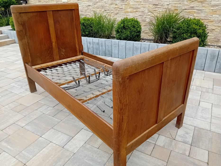 Jesionowe stare łóżko