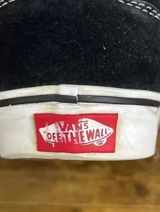 5F Czarno-białe trampki Vans Knu Skool unisex 38,5