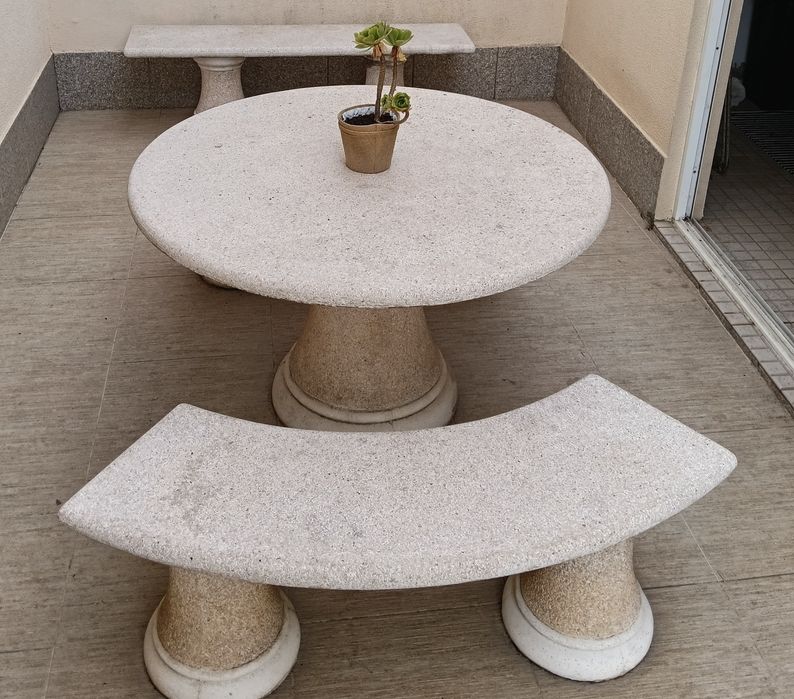 Mesa de exterior com 3 bancos