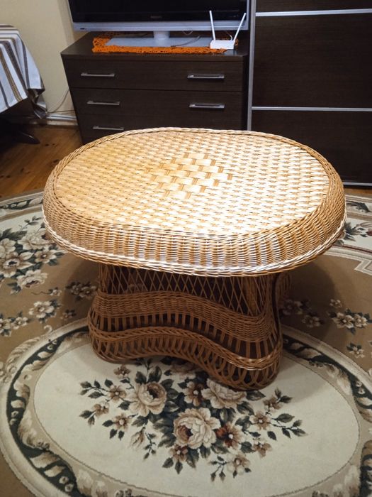Продам столик плетений