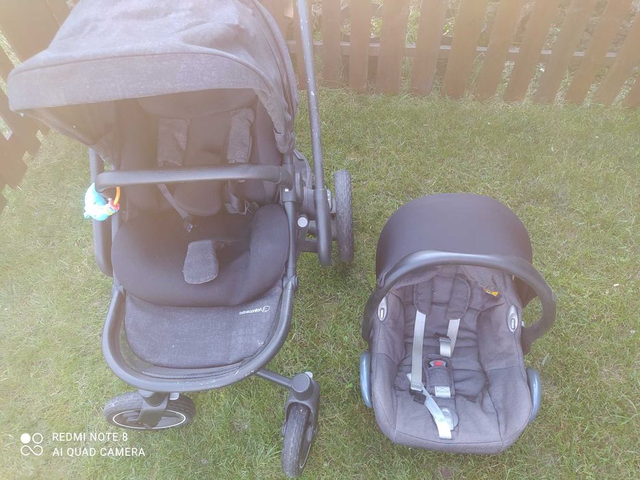 Carrinho de bebê completo da bebé Confort com oferta de brinquedos para o bebê