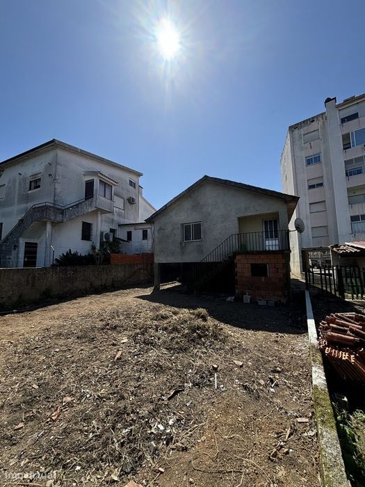 Moradia de 2 pisos com terreno no centro da Lousã