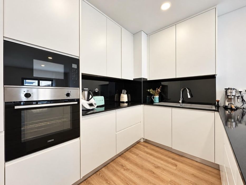 T3 único com closet e domótica | Orientação a sul | 2 lugares de garagem com Wallbox | Casal Residence, Pontinha