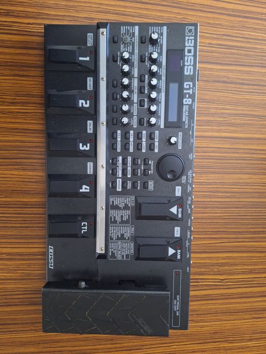 Pedaleiria Boss GT 8 (um Knob está partido)