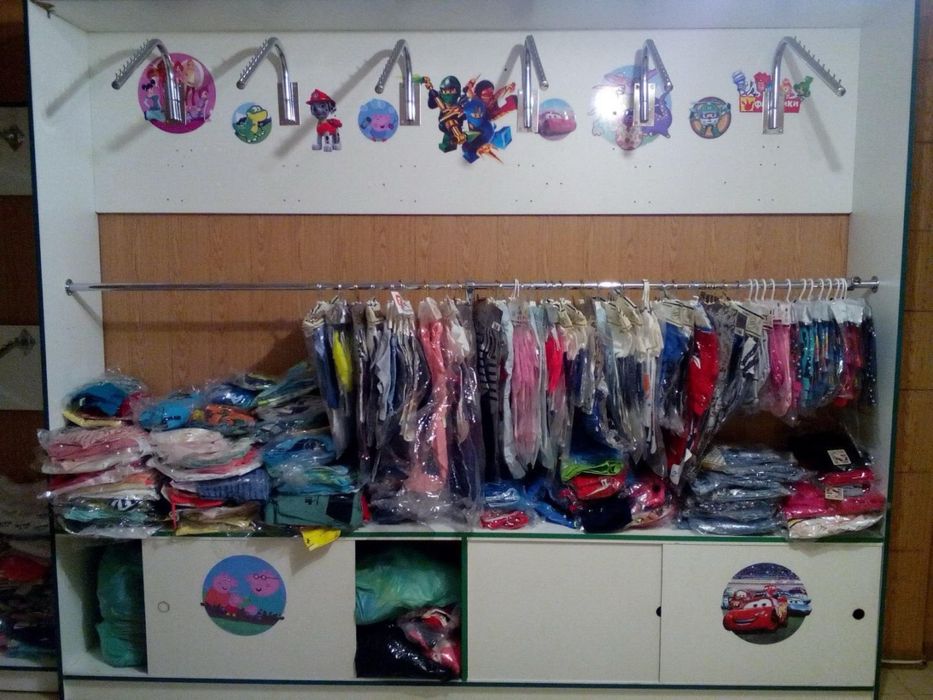 Продам меблі з дитячого магазину одягу