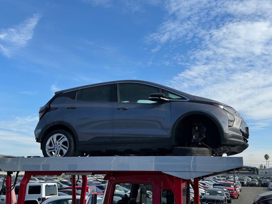 Двері Chevrolet bolt 2017-2023рік
