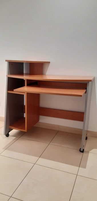 Secretária com prateleiras