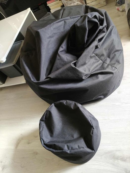 Czarna pufa z podnóżkiem